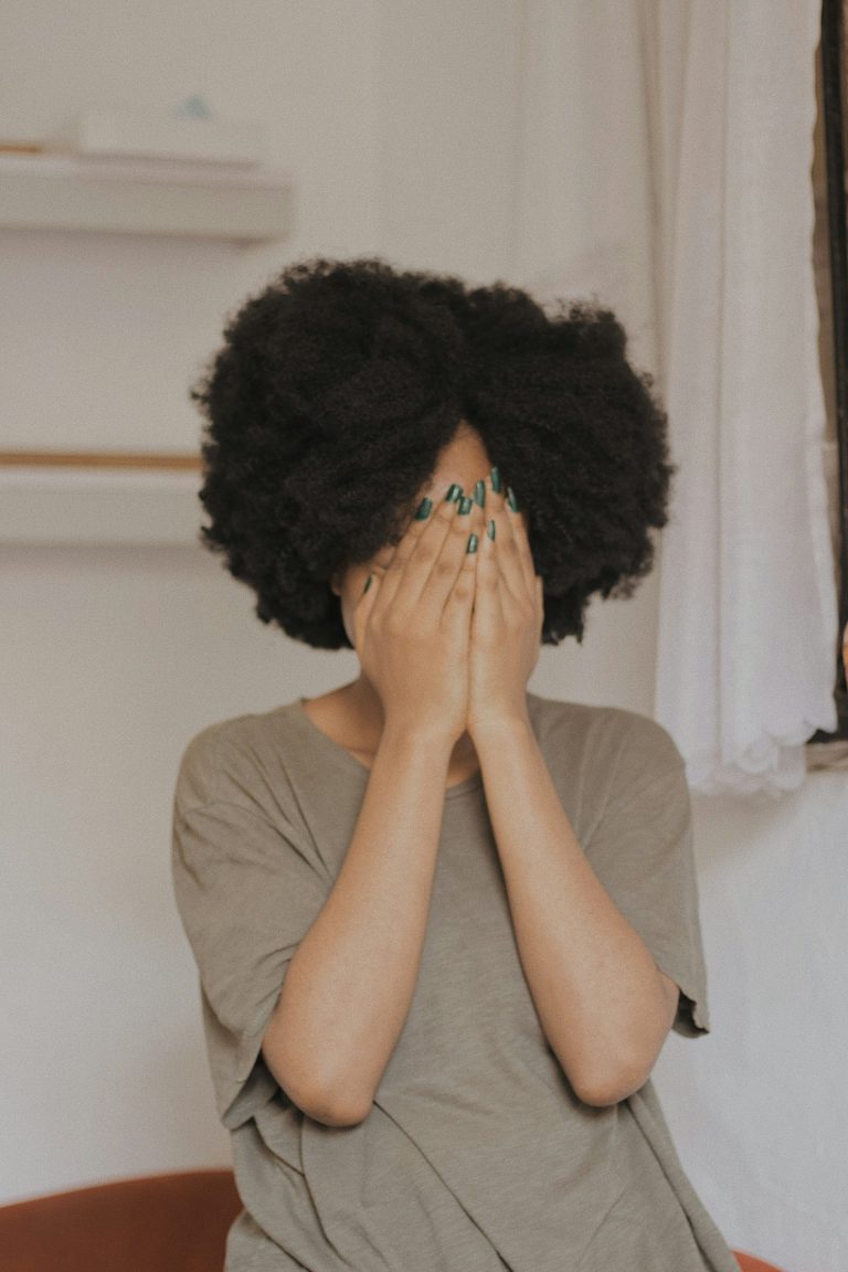 Stopper la casse des cheveux afro : causes et solutions