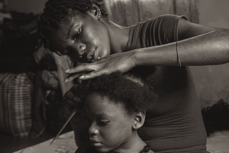 Coût d&rsquo;une coiffure afro : tresses, tissage, locks en 2026