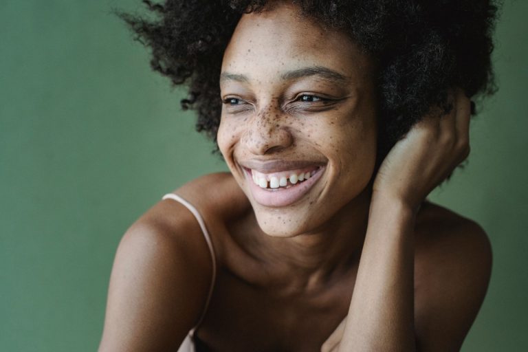 Peau métissée : ses spécificités et sa routine