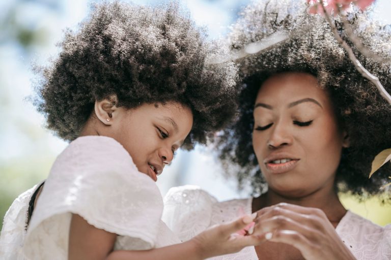 Transmission mère-fille autour des cheveux afro