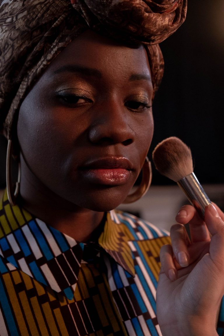 Éviter l&rsquo;effet cendré du maquillage sur peau noire