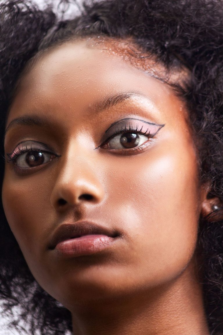 Maquillage des yeux pour peaux foncées : couleurs gagnantes