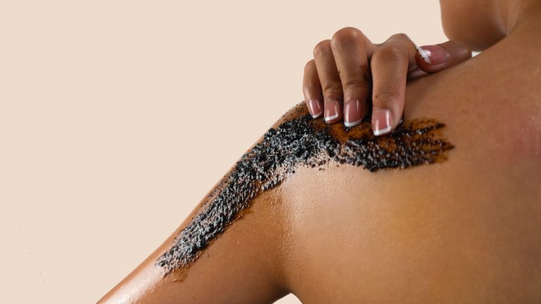 Exfolier une peau noire en douceur sans irriter