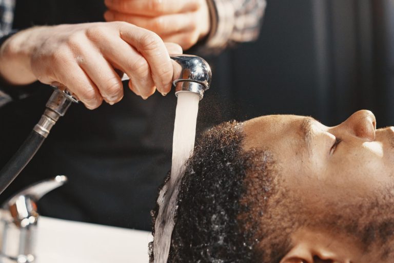 Prendre soin de son cuir chevelu afro : pellicules et démangeaisons