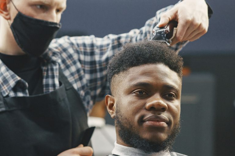 Coiffures afro homme : dégradés, twists et entretien