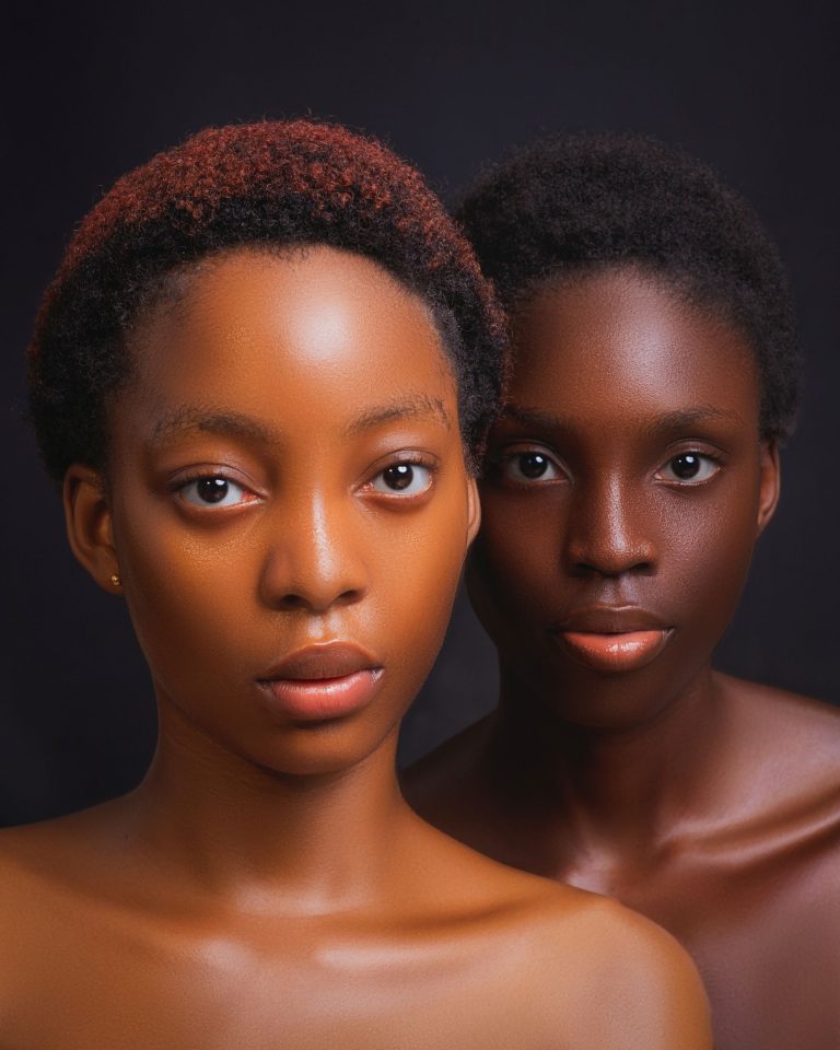Teint mat ou glowy sur peau noire : comment choisir