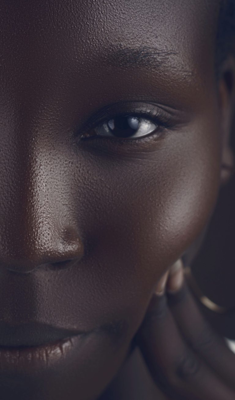 Contouring sur peau noire : sculpter sans effet cendré