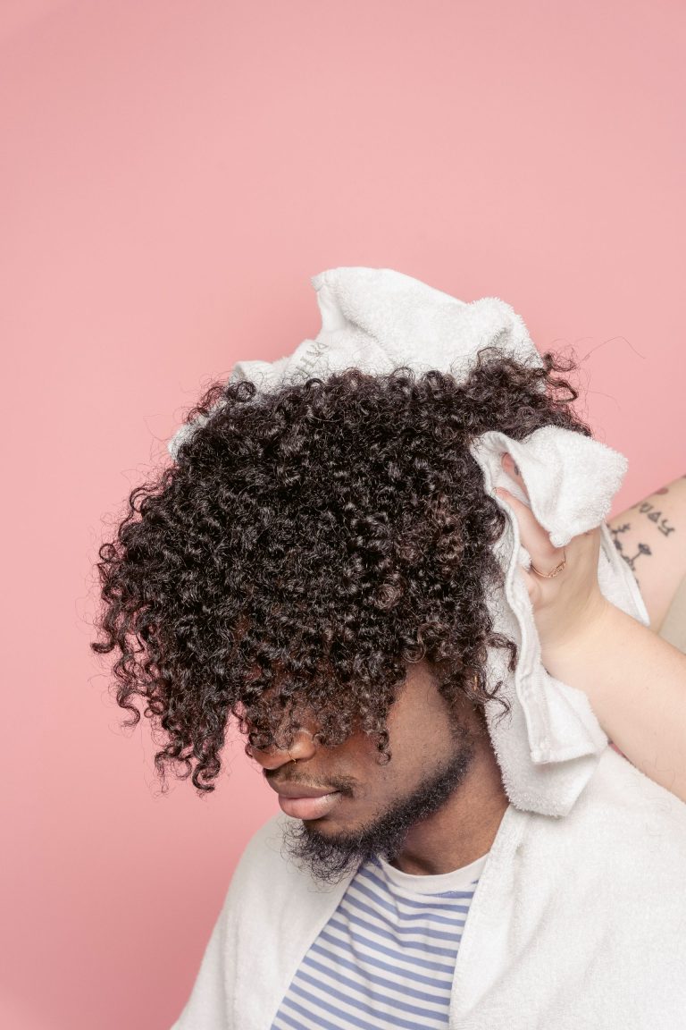 Le co-wash : laver ses cheveux crépus sans les dessécher
