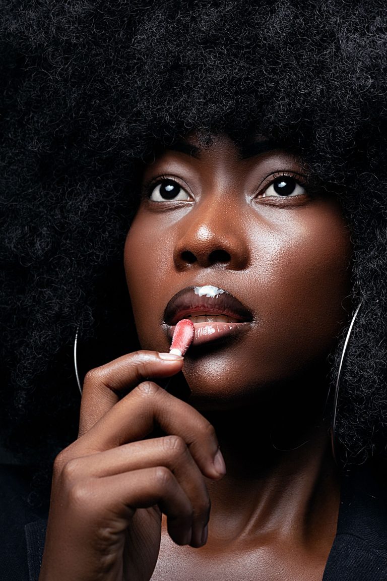 Rouge à lèvres sur peau noire : les teintes qui subliment