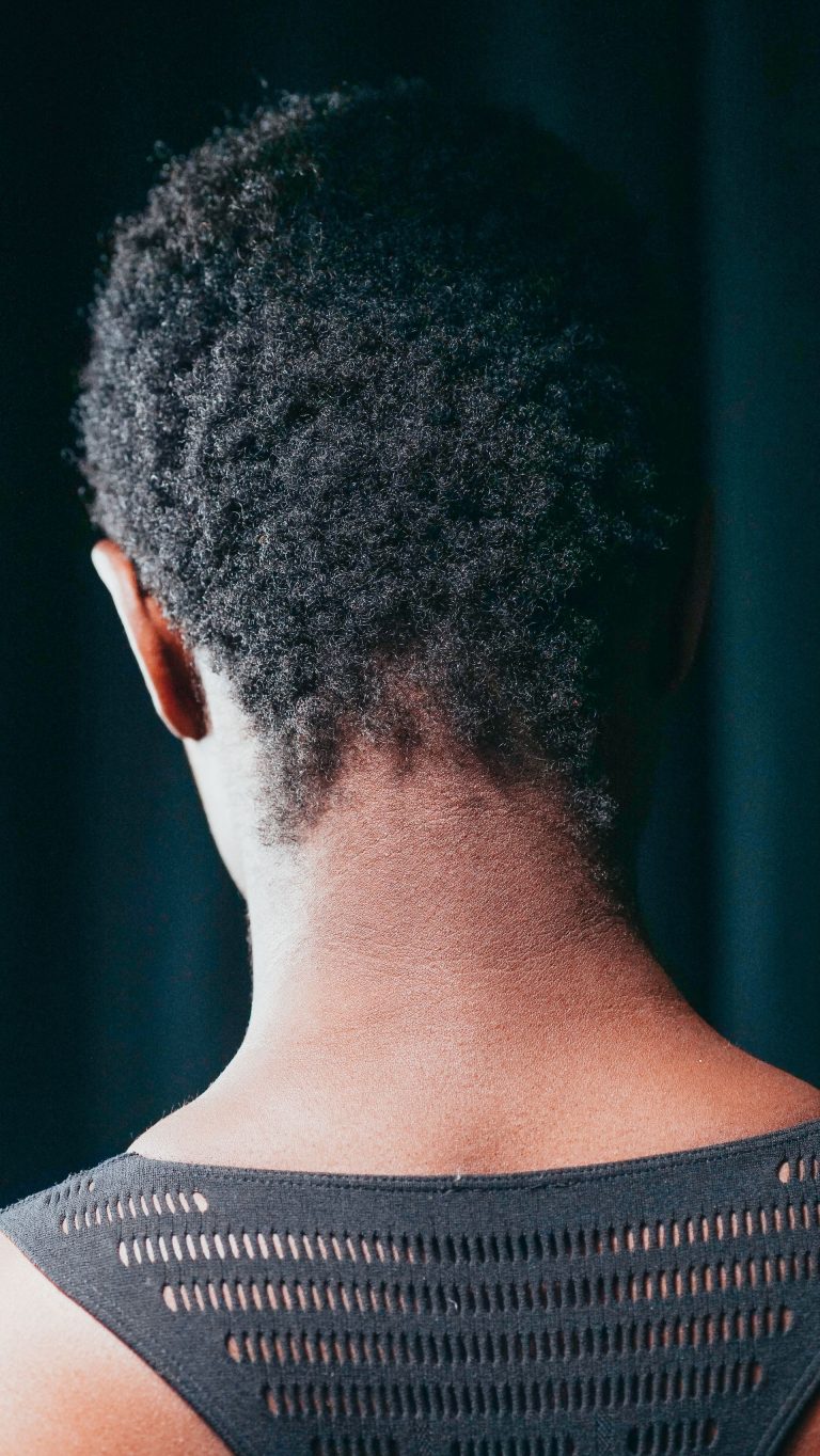 Faire pousser ses cheveux crépus plus vite : ce qui marche vraiment