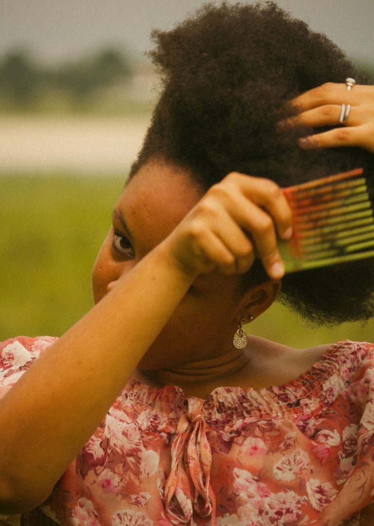 Histoire du peigne afro : symbole et beauté