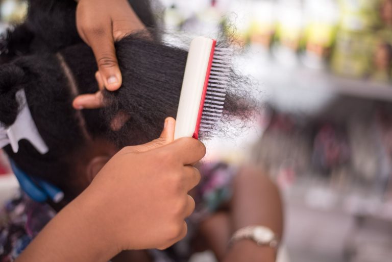 Démêler ses cheveux crépus sans douleur ni casse