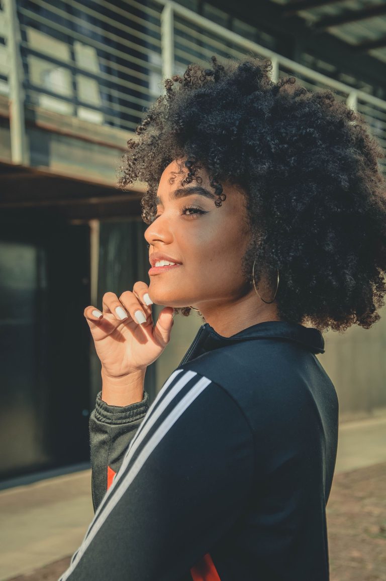 Définir ses boucles crépues sans alourdir les cheveux