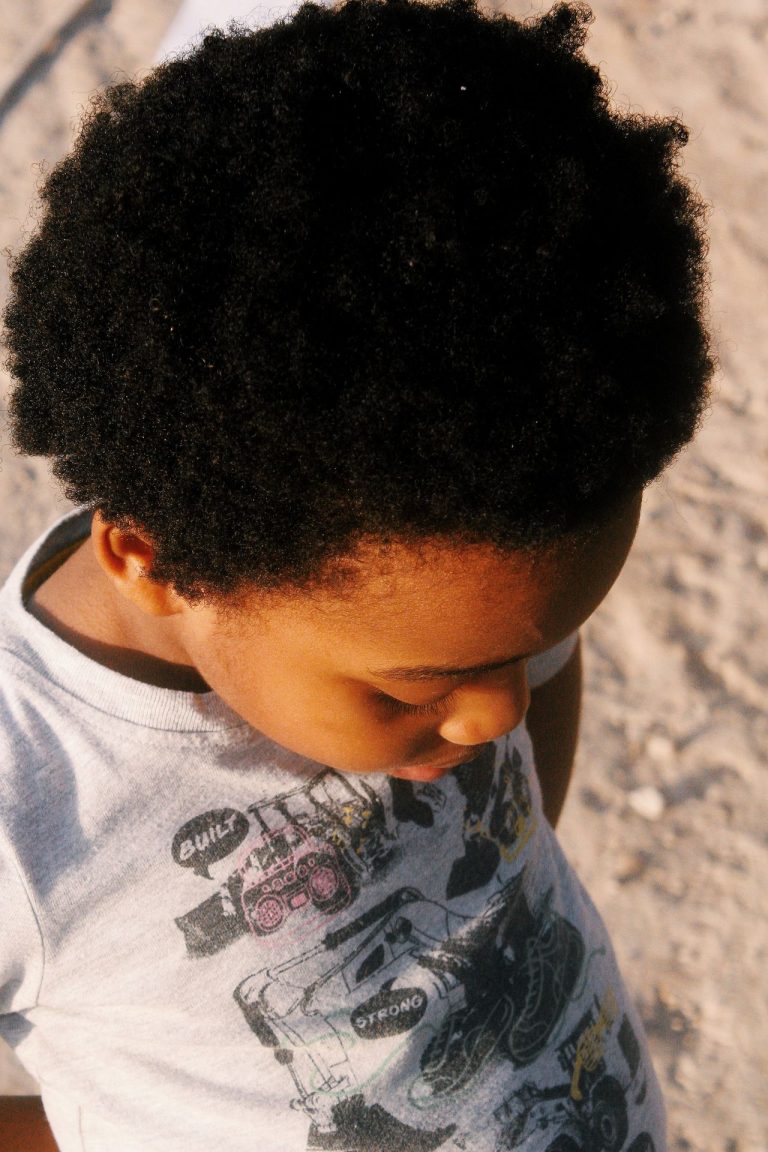 Cheveux crépus des enfants : routine douce et sans larmes