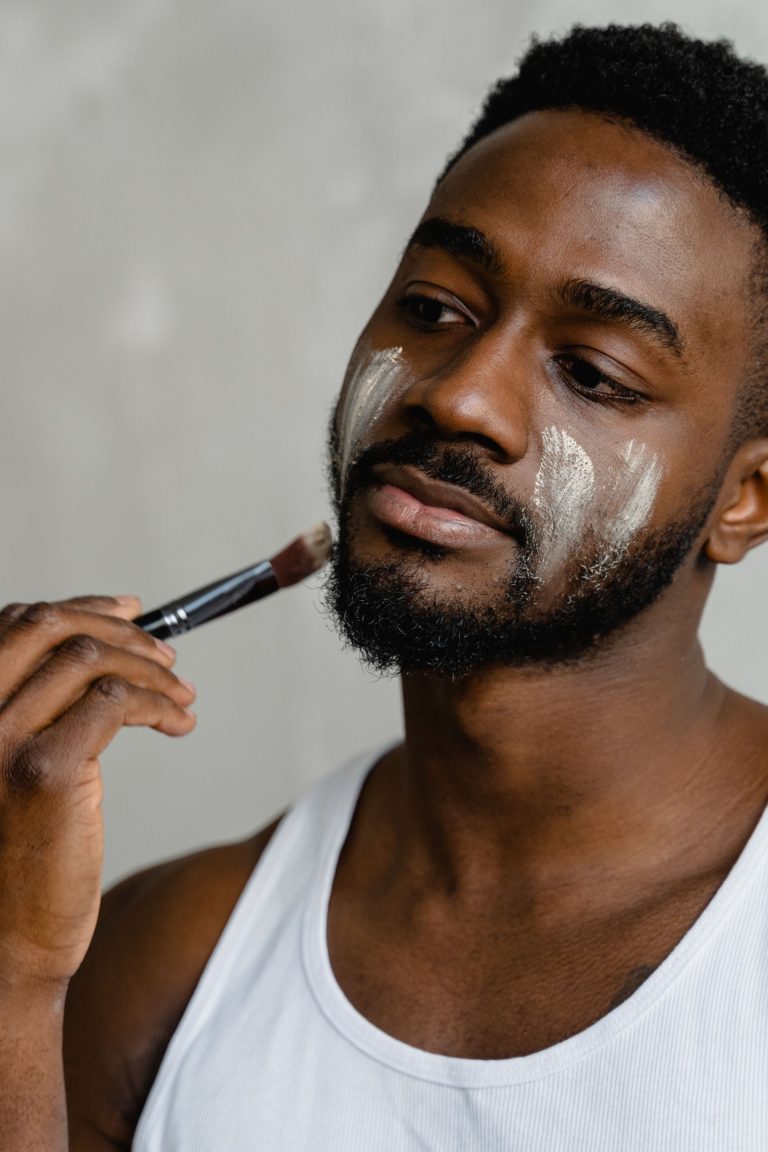Maquillage homme peau noire : discret et efficace