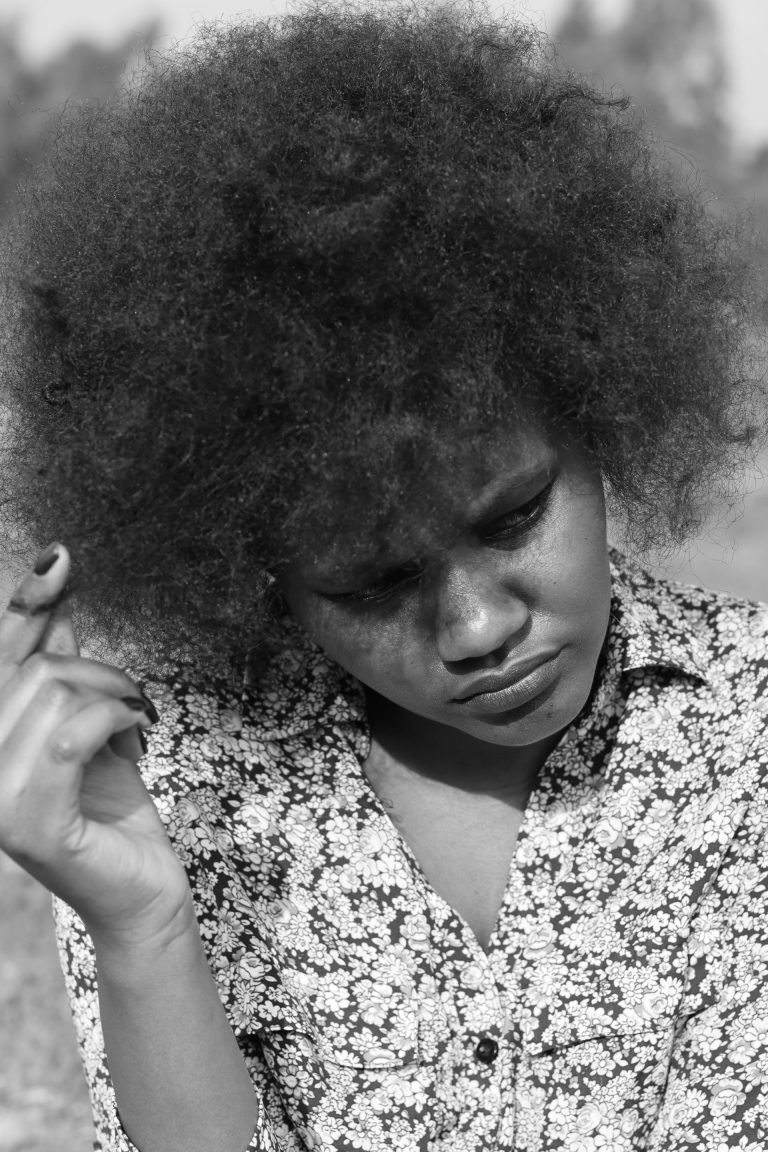 Réparer des cheveux crépus abîmés par les défrisages