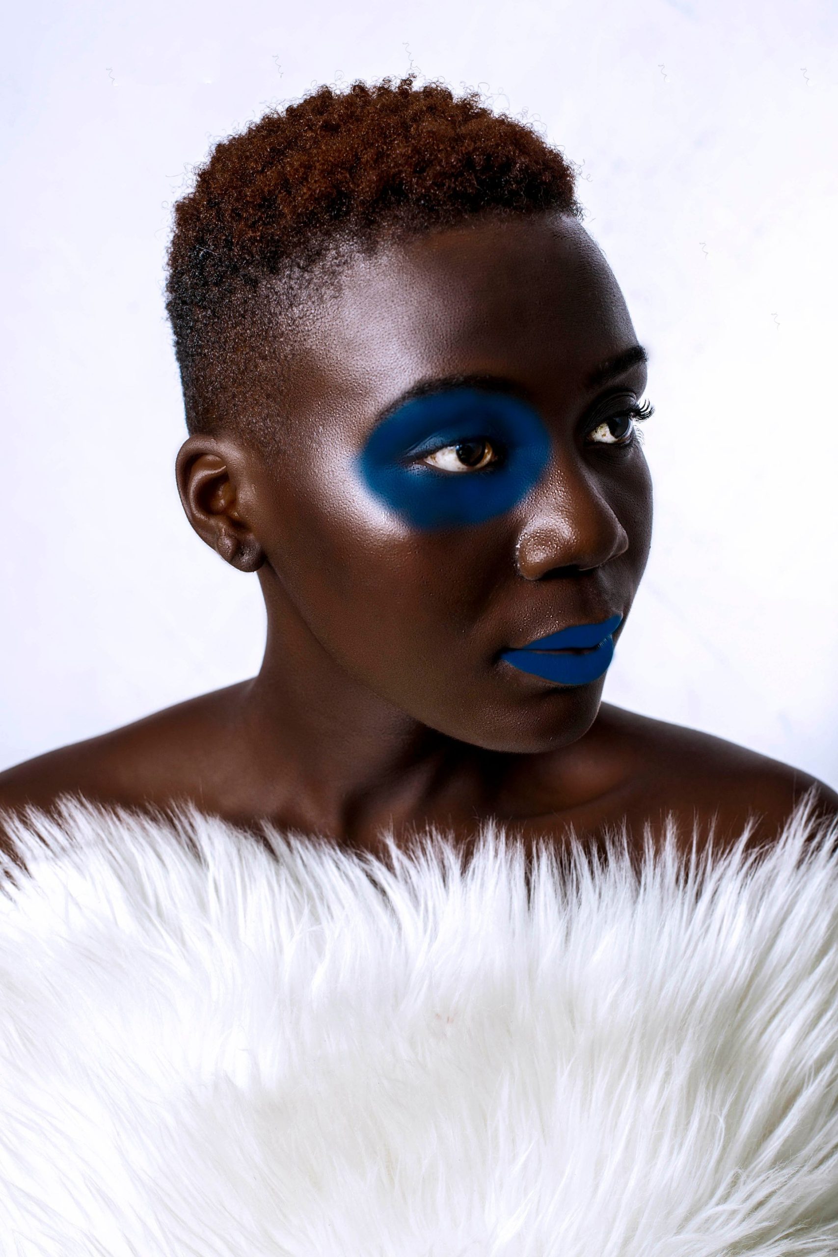 Maquillage du jour pop art : aplat de bleu électrique sur l œil et lèvres bleues, peau noire