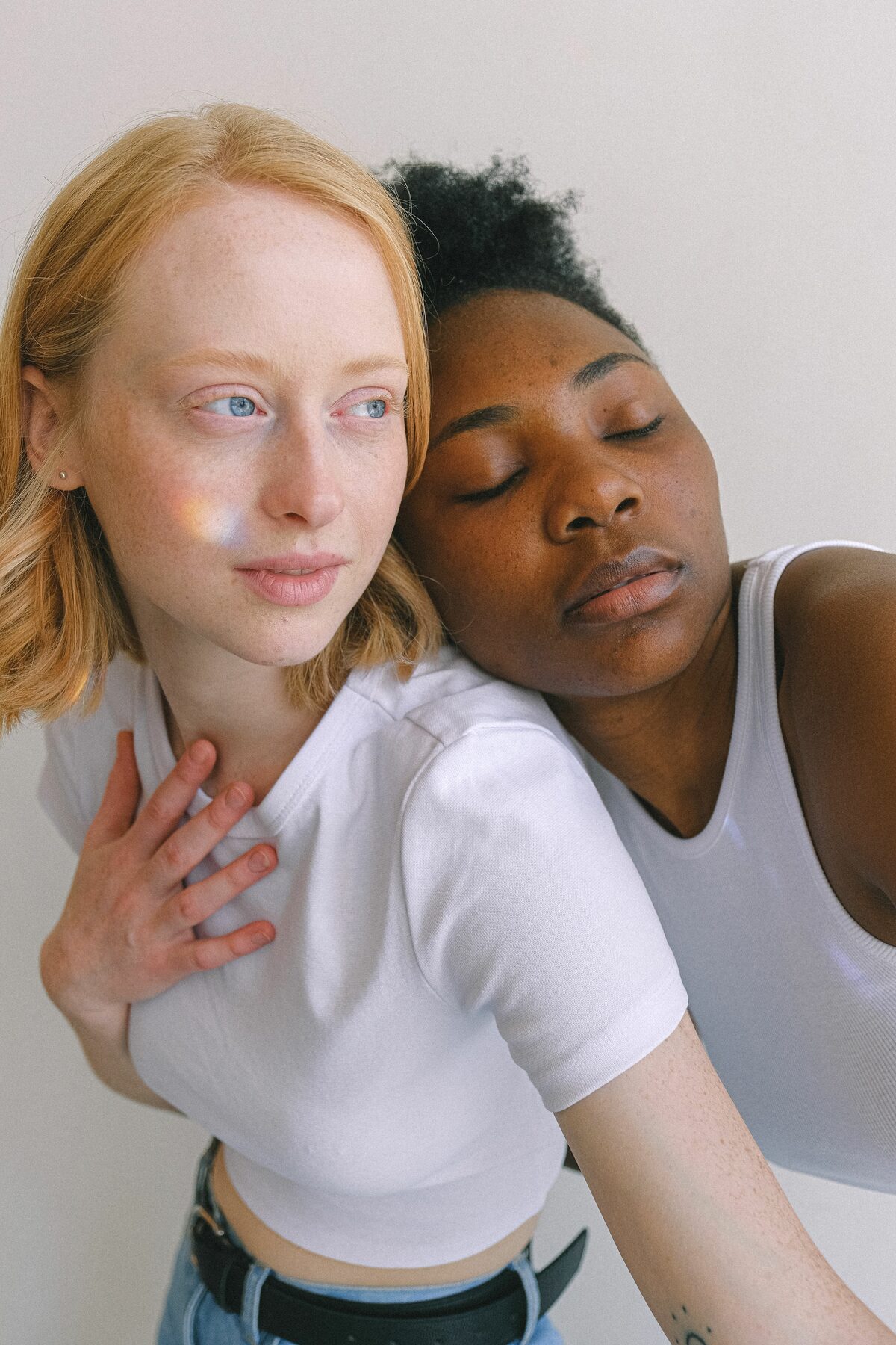 Deux femmes, l’\une à la peau claire et l’\autre à la peau noire, illustrant les différences de vieillissement cutané